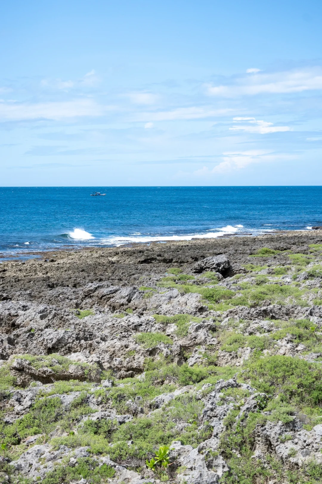 Taiwan-Look at the green grass and blue sky in Kenting, Taiwan, and feel the sea breeze hug you