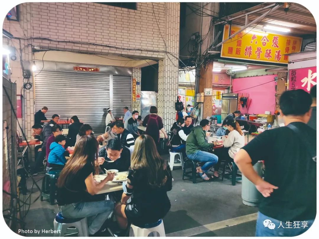 Taiwan-Liuhe Night Market, a gathering place for Taiwanese night market roadside restaurants and food