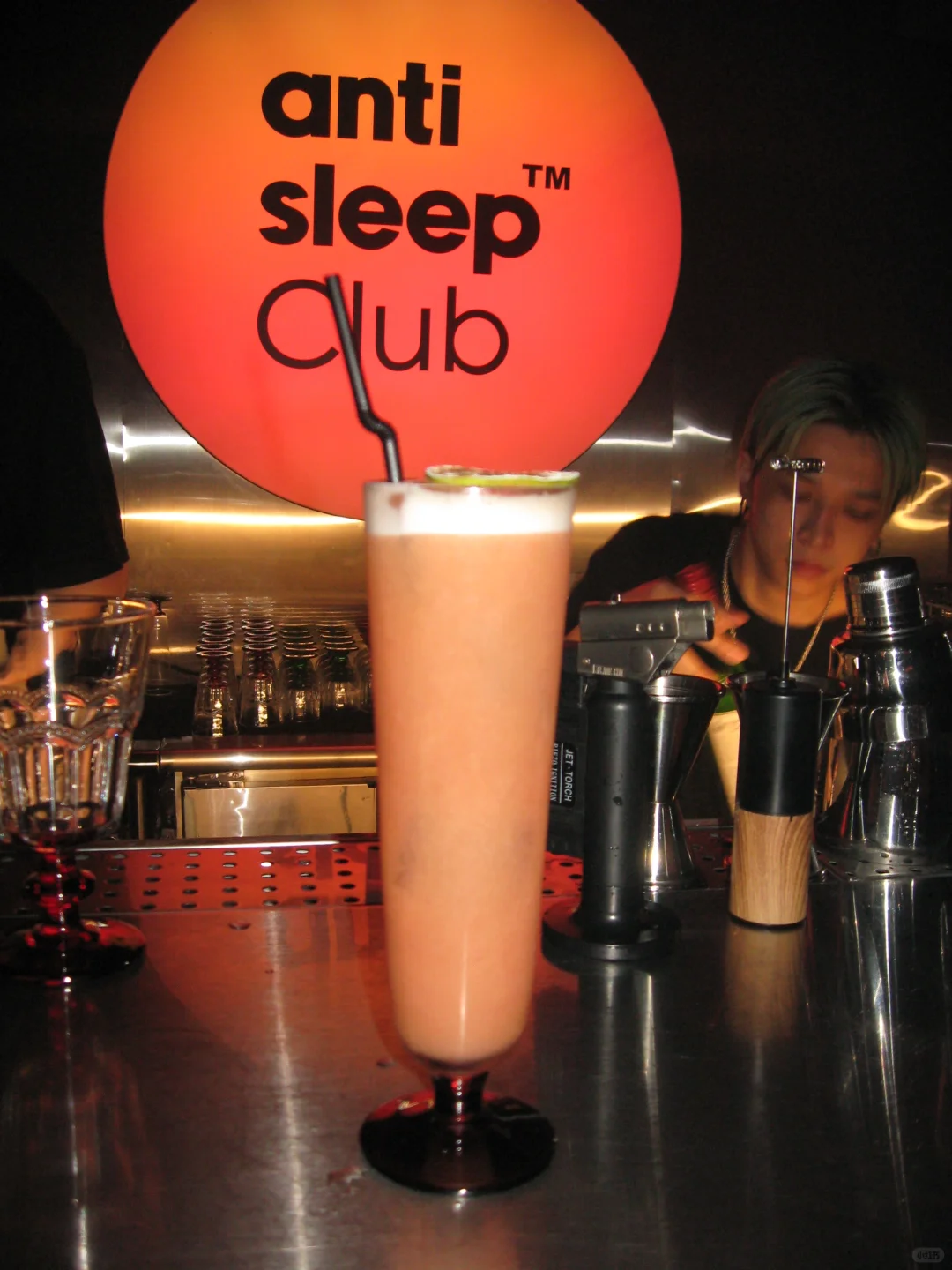 Taiwan-Taipei hookah bar/bar anti sleep club visit?, there are many beautiful girls drinking here