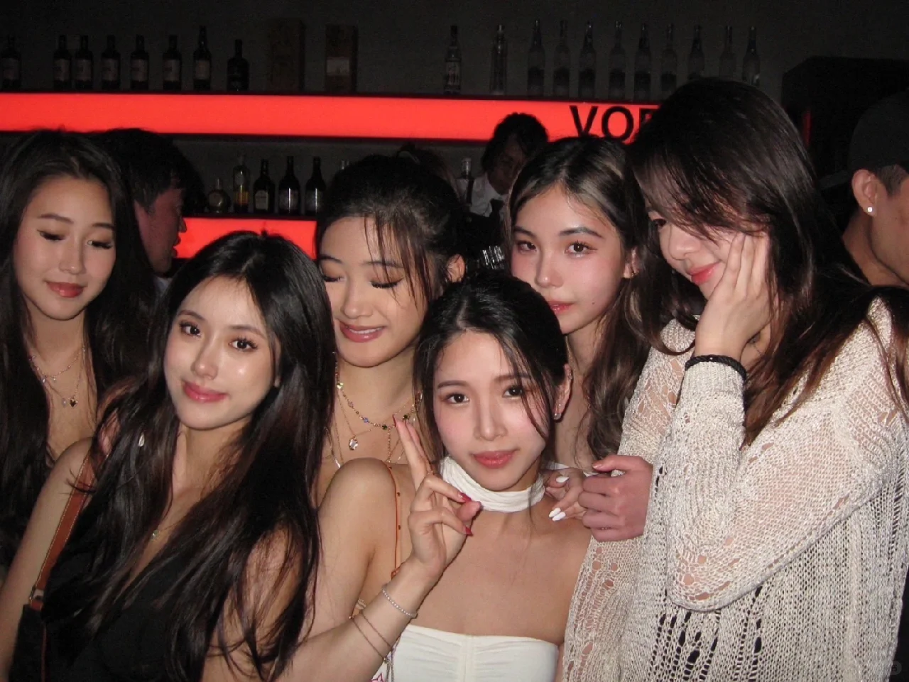 Taiwan-Taipei hookah bar/bar anti sleep club visit?, there are many beautiful girls drinking here