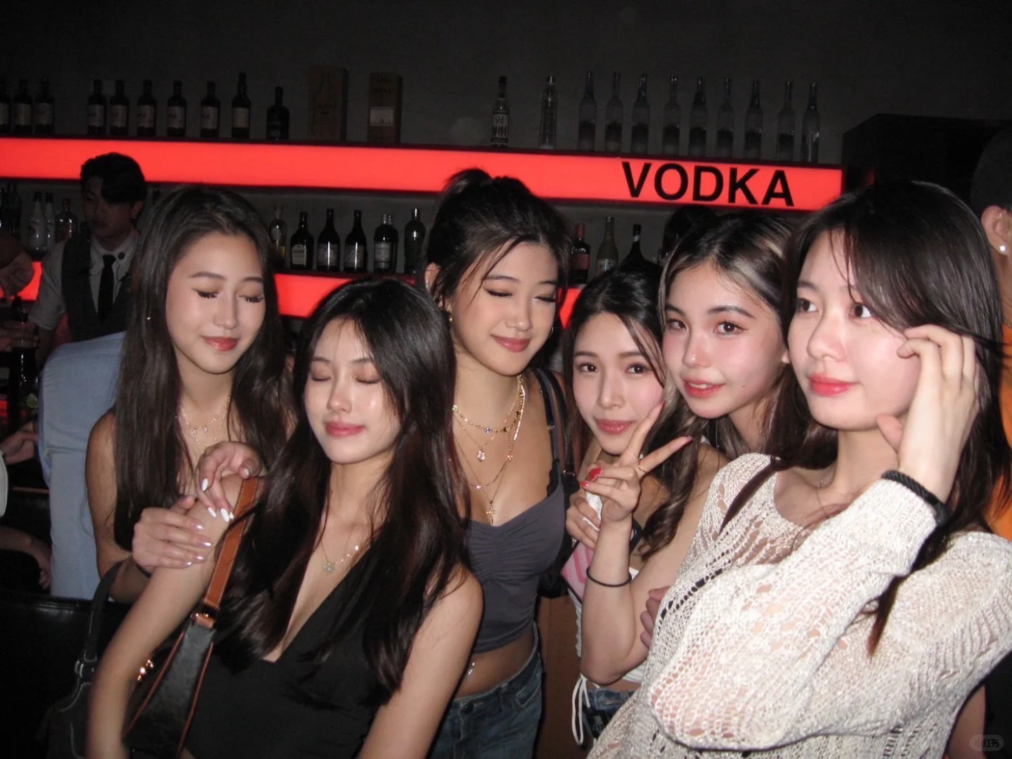 Taiwan-Taipei hookah bar/bar anti sleep club visit?, there are many beautiful girls drinking here