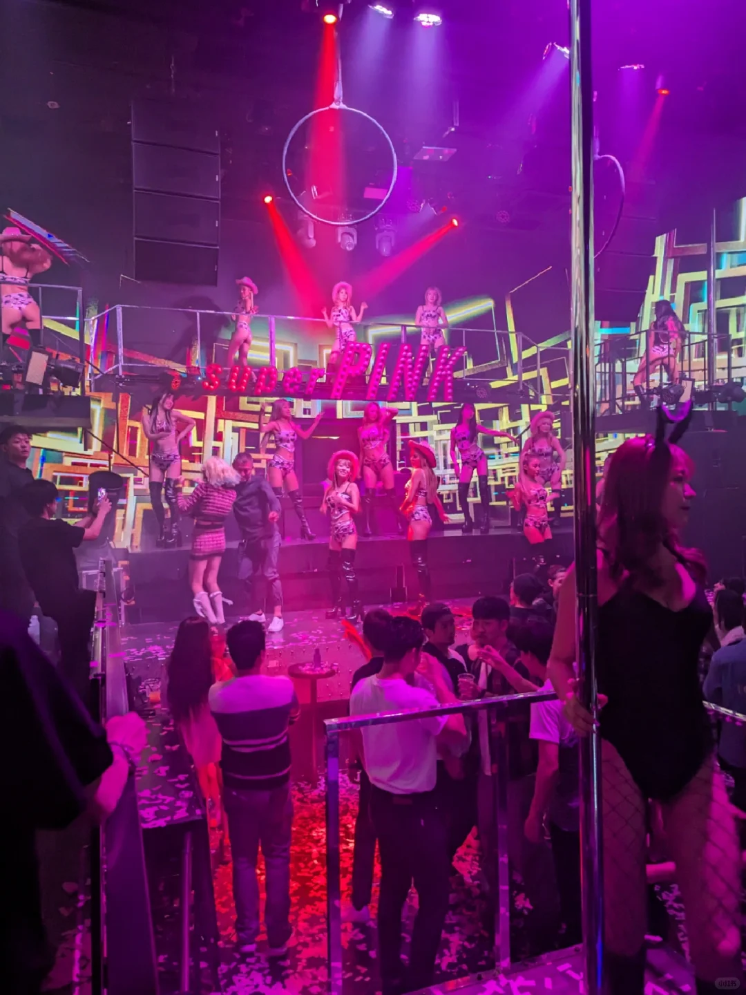 Osaka-Japan's big version of THE SUPERPINK nightclub, watch girls in short skirts dancing