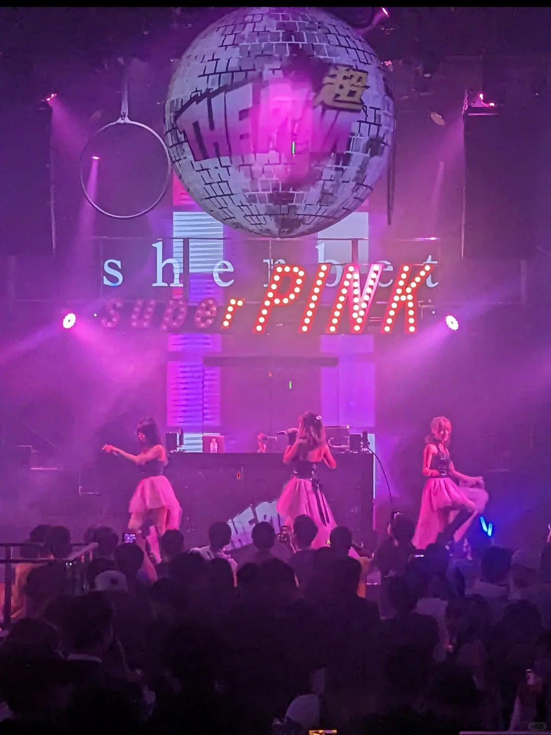 Osaka-Japan's big version of THE SUPERPINK nightclub, watch girls in short skirts dancing