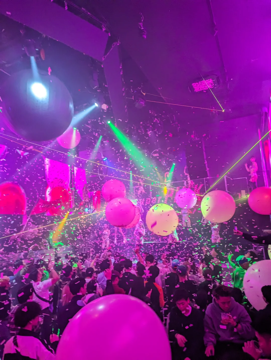 Osaka-Japan's big version of THE SUPERPINK nightclub, watch girls in short skirts dancing