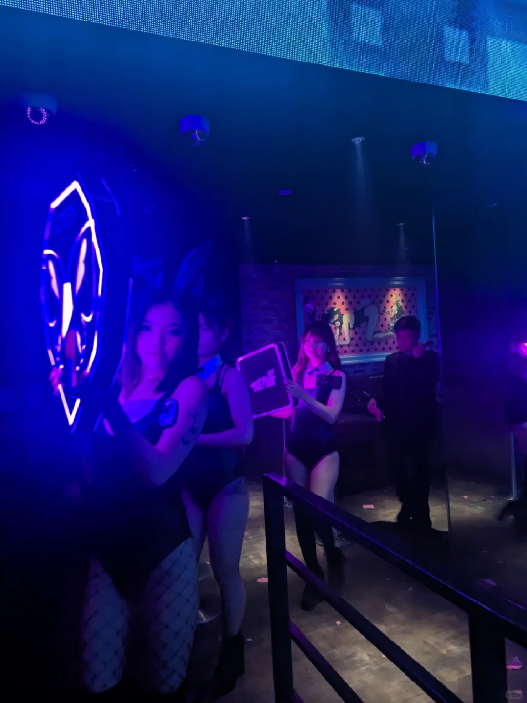 Osaka-Japan's big version of THE SUPERPINK nightclub, watch girls in short skirts dancing