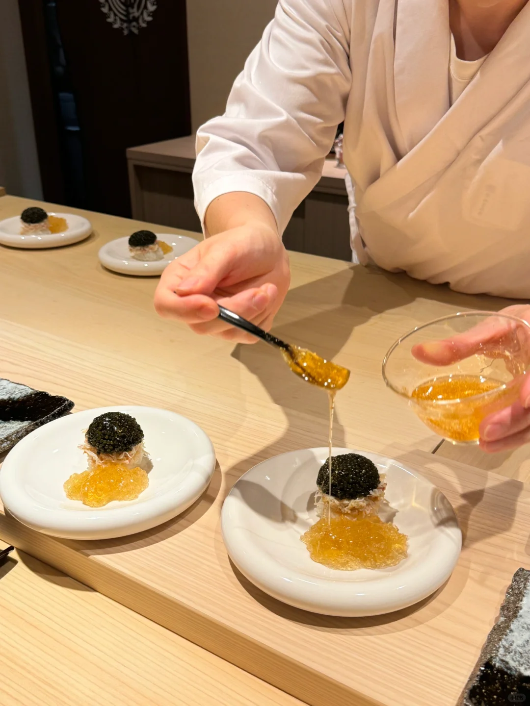 Osaka-鮨かぜのぎ Sea urchin sushi sprinkled with gold dust at Sushi Kazenogi in Osaka, Japan