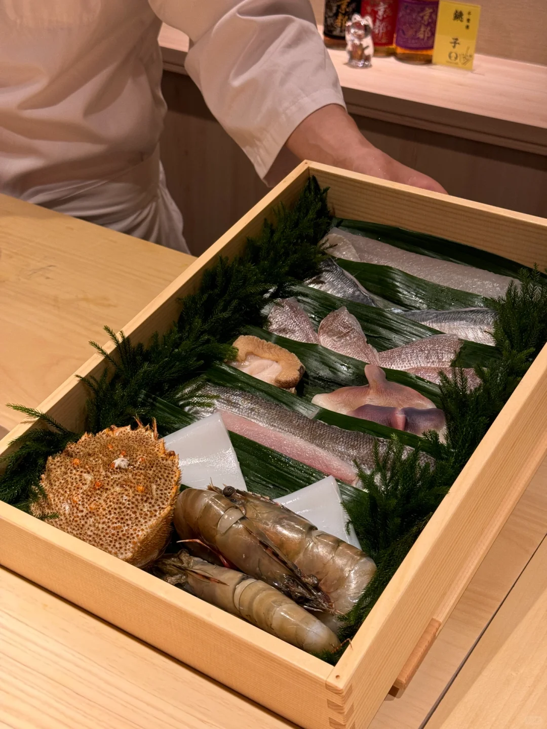Osaka-鮨かぜのぎ Sea urchin sushi sprinkled with gold dust at Sushi Kazenogi in Osaka, Japan