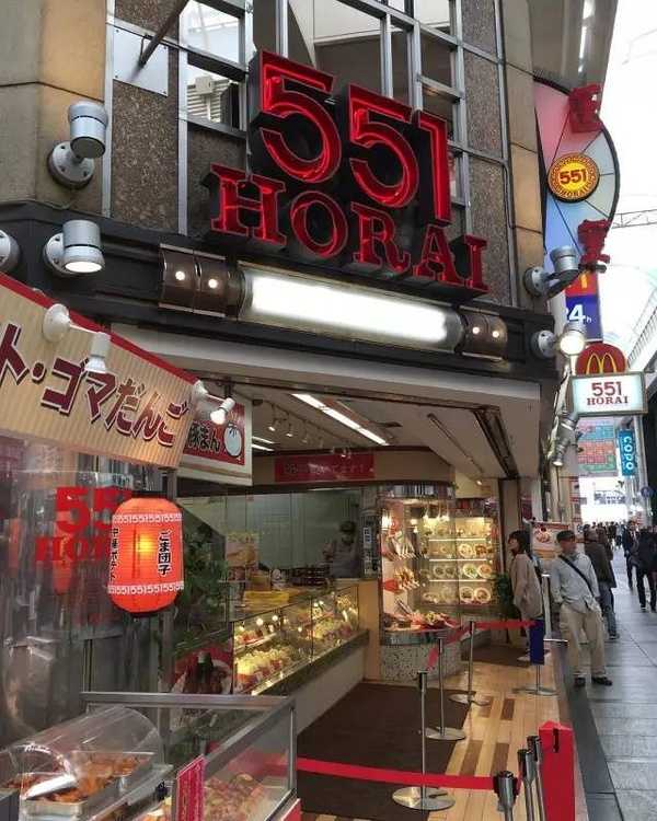 Osaka-Dotonbori（どうとんぼり）, Osaka's landmark food district, has authentic takoyaki and okonomiyaki