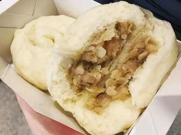 Osaka-Dotonbori（どうとんぼり）, Osaka's landmark food district, has authentic takoyaki and okonomiyaki