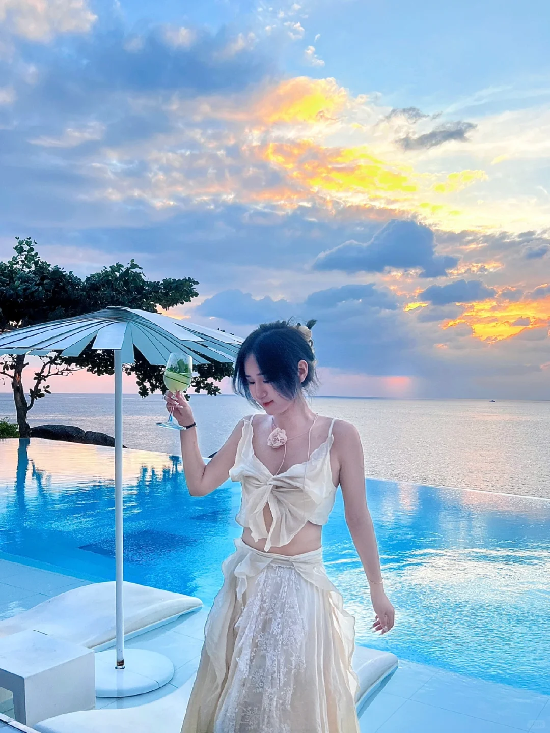 Phuket-Kata Rocks Resort & Residences, the same hotel as Wang Jiaer in Phuket, has a beautiful sunset view