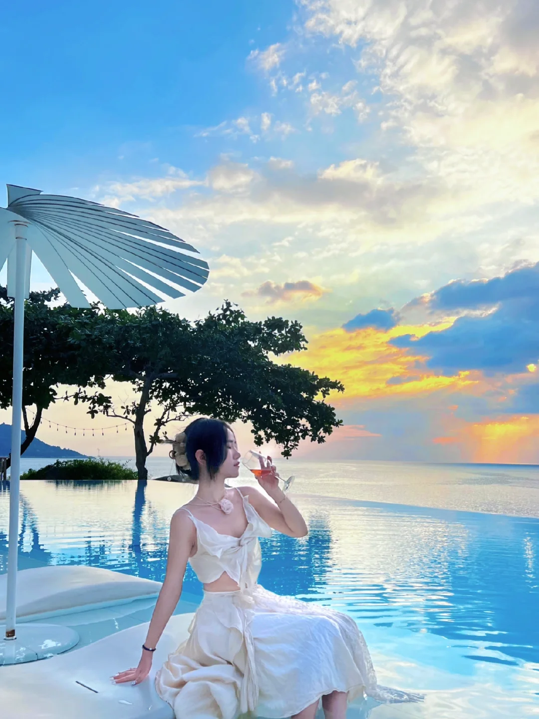 Phuket-Kata Rocks Resort & Residences, the same hotel as Wang Jiaer in Phuket, has a beautiful sunset view