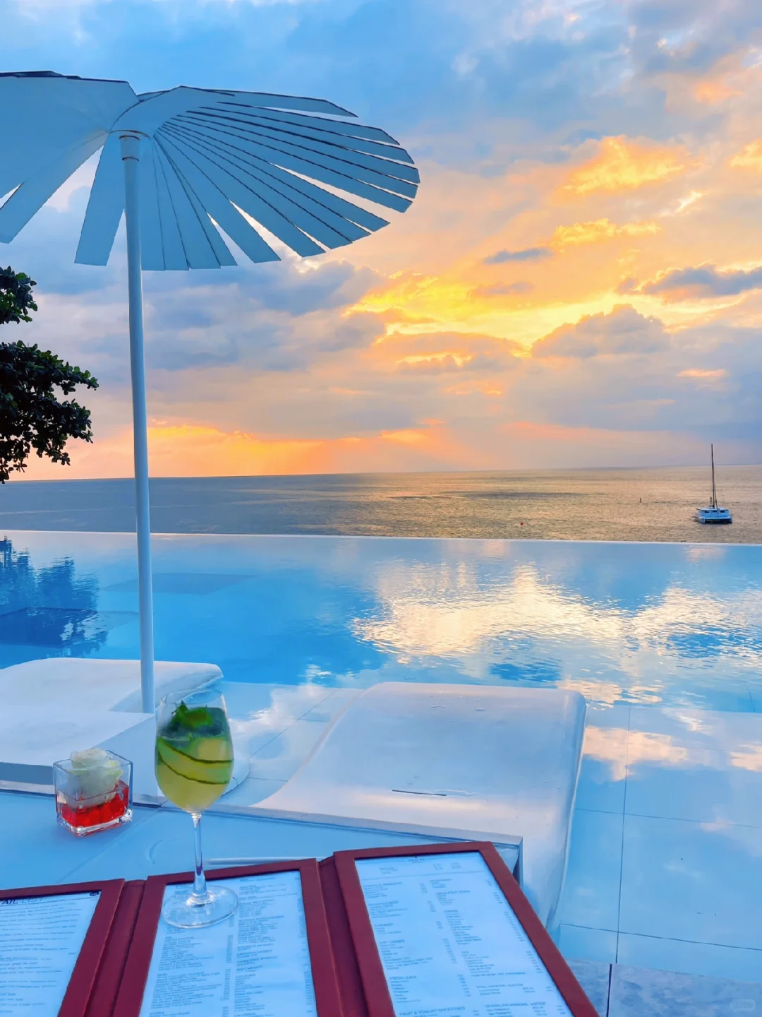 Phuket-Kata Rocks Resort & Residences, the same hotel as Wang Jiaer in Phuket, has a beautiful sunset view
