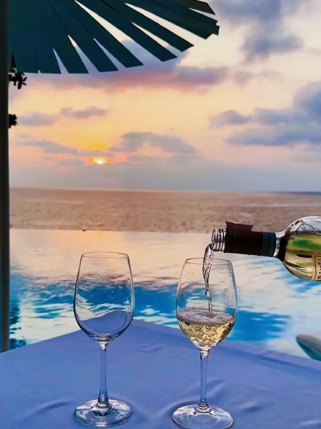 Phuket-Kata Rocks Resort & Residences, the same hotel as Wang Jiaer in Phuket, has a beautiful sunset view