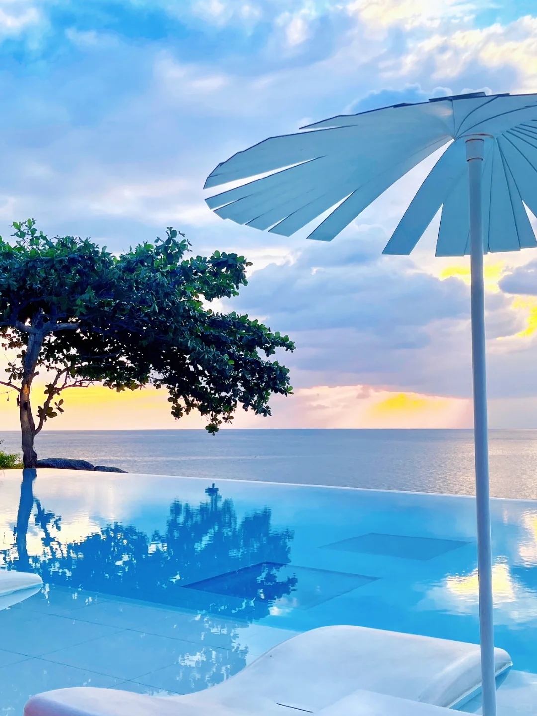 Phuket-Kata Rocks Resort & Residences, the same hotel as Wang Jiaer in Phuket, has a beautiful sunset view