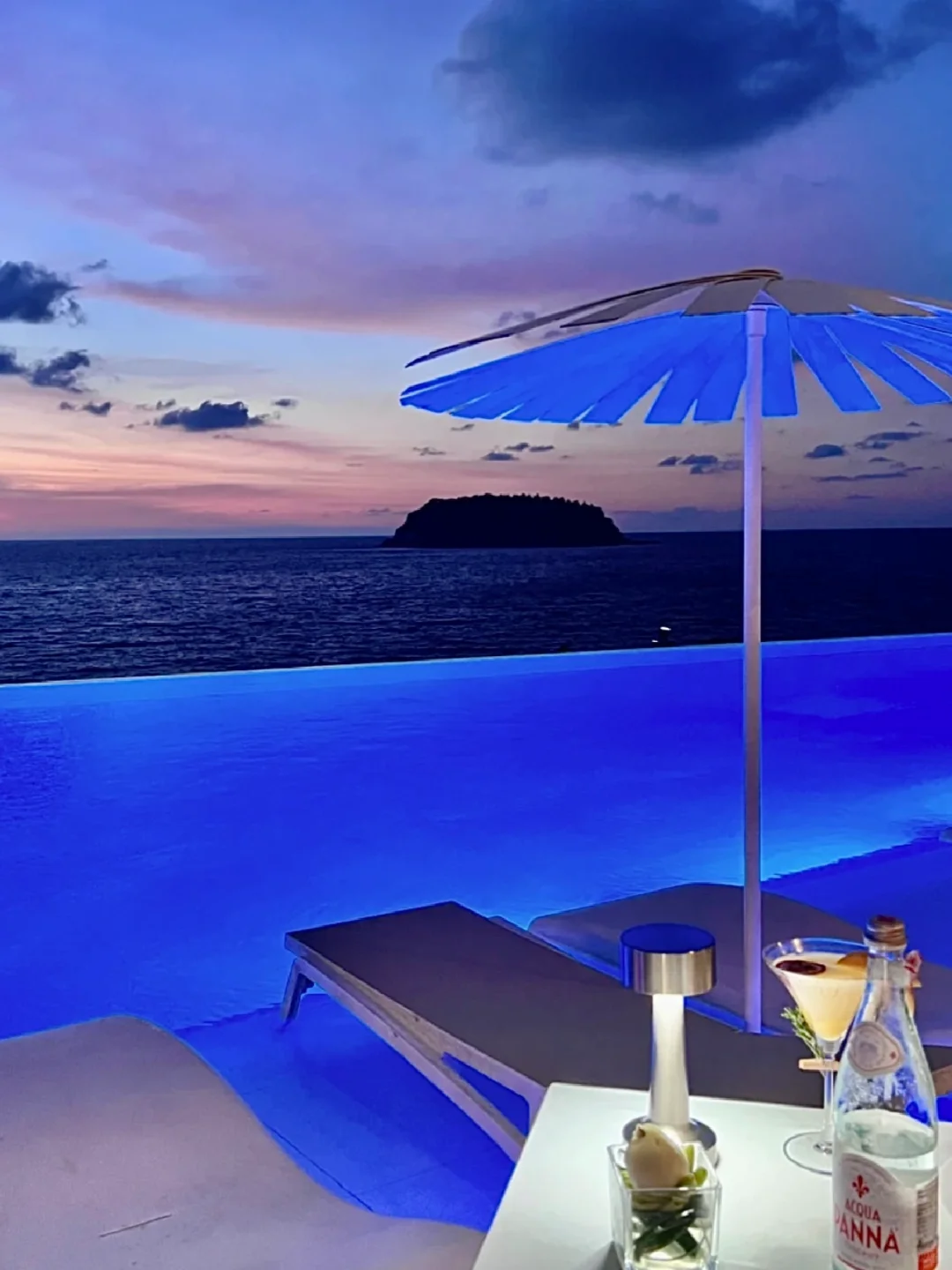 Phuket-Kata Rocks Resort & Residences, the same hotel as Wang Jiaer in Phuket, has a beautiful sunset view