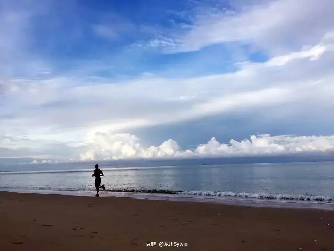 Krabi-Travel to Krabi, Thailand, the sea water is crystal clear and the beach is soft and fine