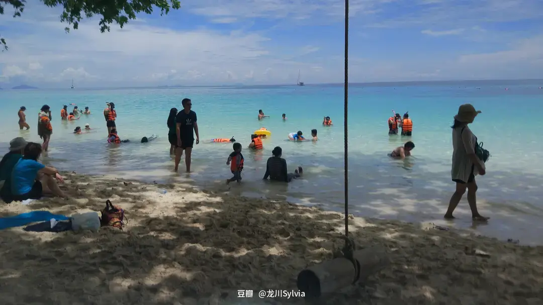 Krabi-Travel to Krabi, Thailand, the sea water is crystal clear and the beach is soft and fine