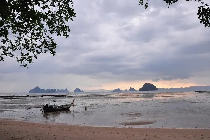 Krabi-Eat, drink and lie down in Krabi, put on a flowery dress and look at the mountains and the sea
