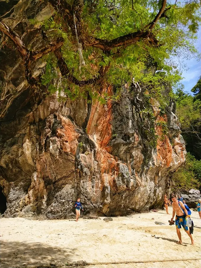 Krabi-Eat, drink and lie down in Krabi, put on a flowery dress and look at the mountains and the sea