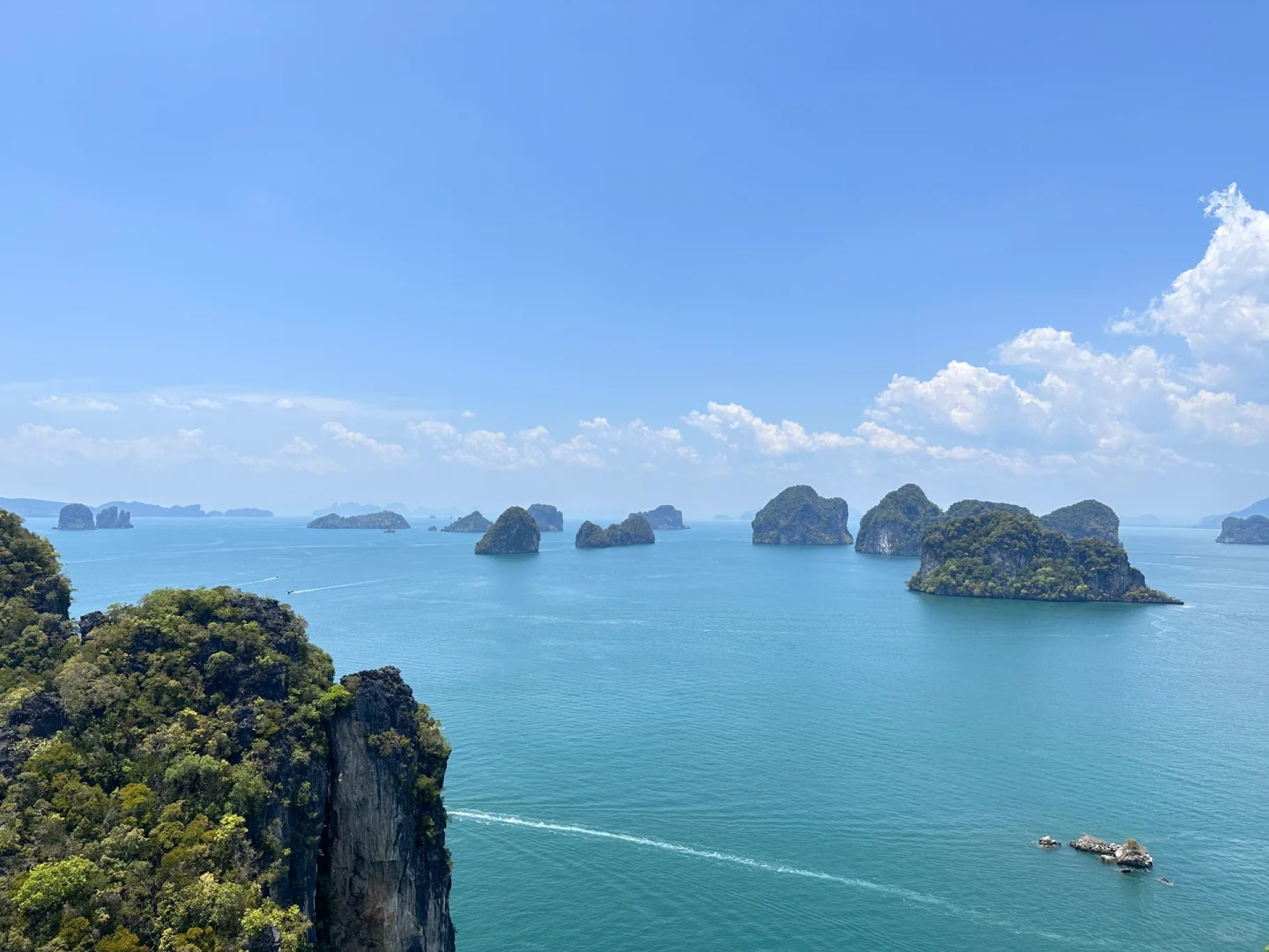 Krabi-Hong Island in Krabi, a small destination in Thailand, is very special. Go up to the observation deck to see the panoramic view