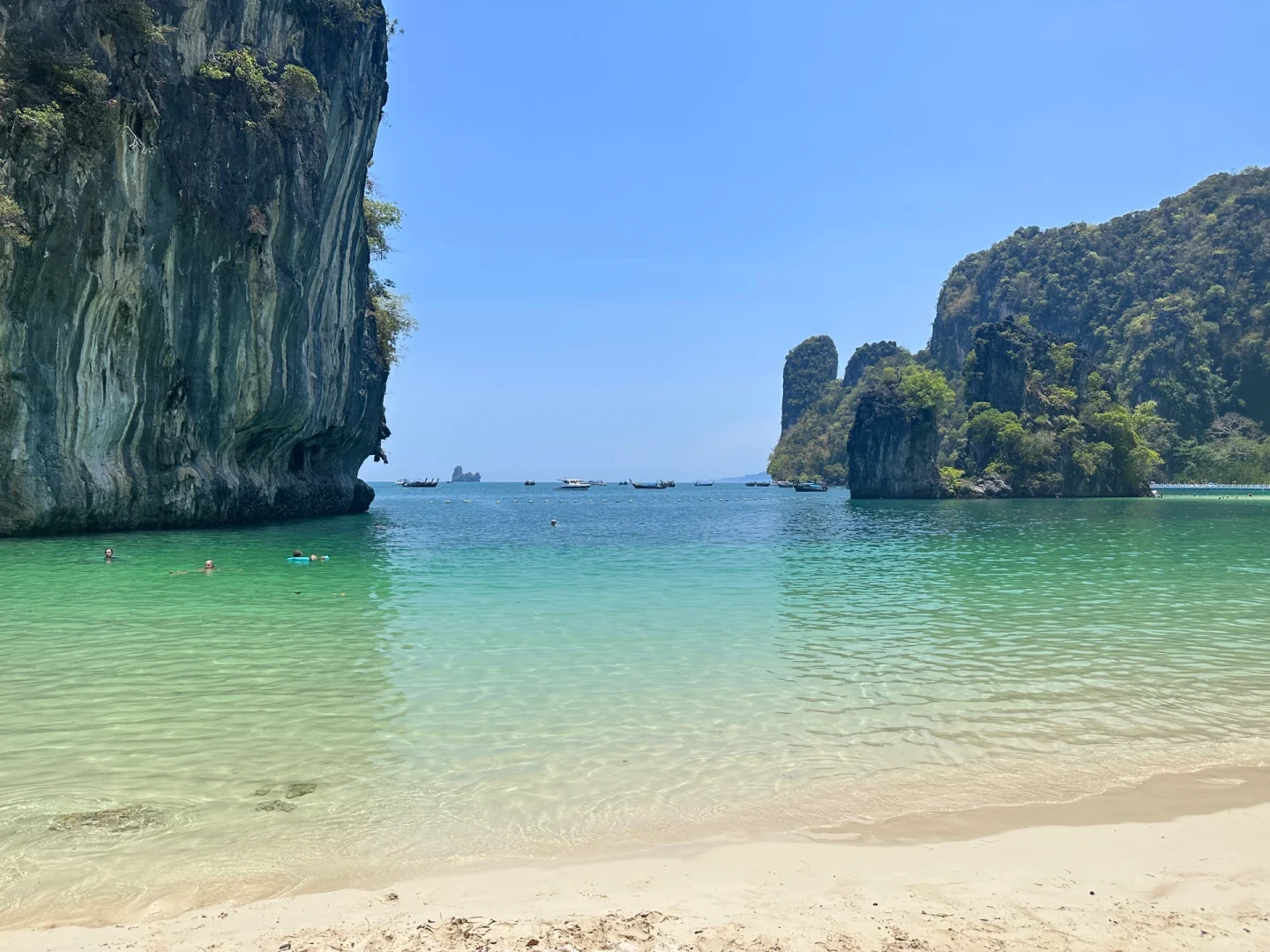 Krabi-Hong Island in Krabi, a small destination in Thailand, is very special. Go up to the observation deck to see the panoramic view