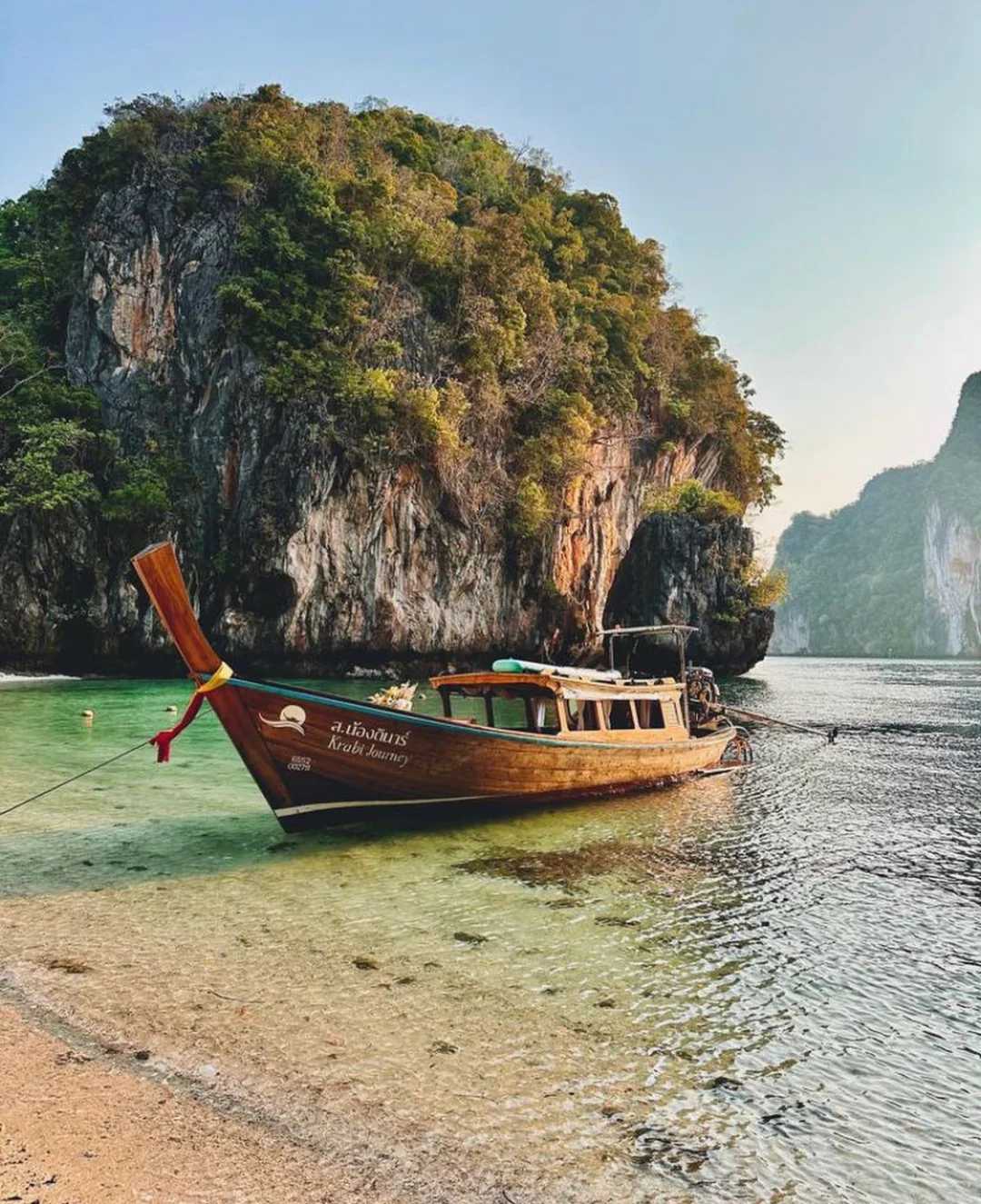Krabi-Krabi Andaman Coast☘️, white sandy beach, clear water, palm trees swaying in the wind