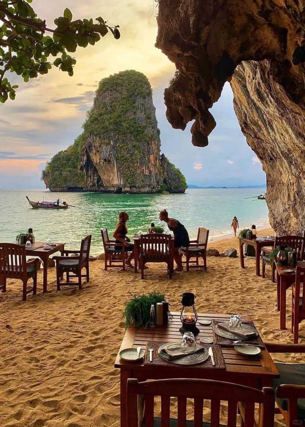 Krabi-Krabi Andaman Coast☘️, white sandy beach, clear water, palm trees swaying in the wind