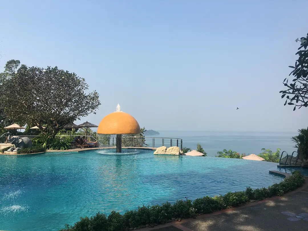 Bangkok-The third time I went to Thailand, I chose Koh Chang. This is where I eat, stay and play!