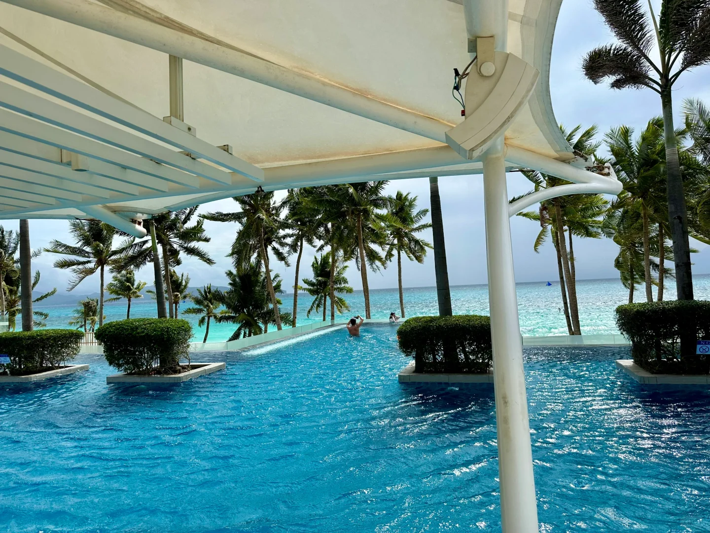 Boracay-Hannah Crystal Sands Boracay, the restaurant is in the sea