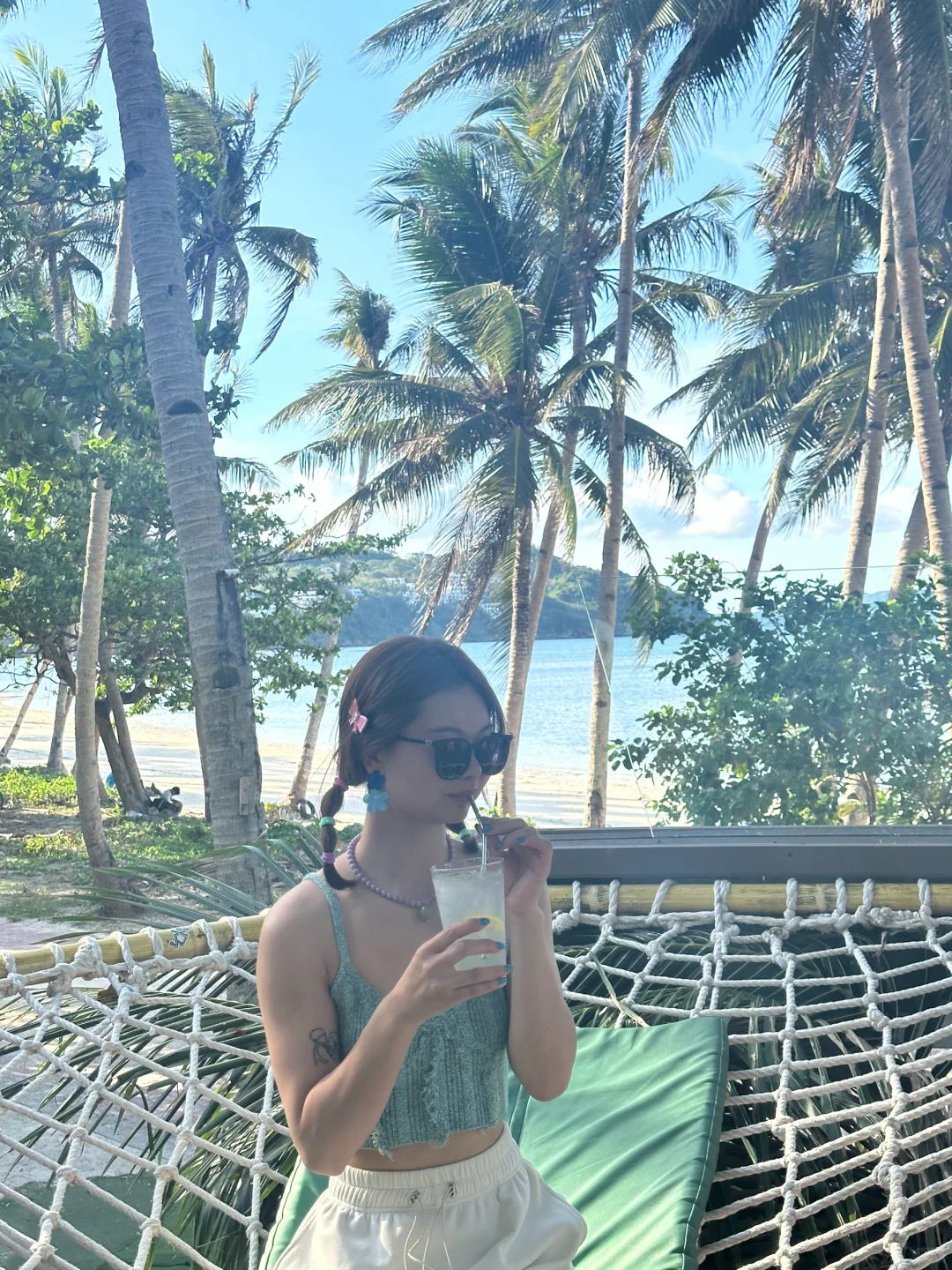 Boracay-Calma Cafe?Boracay Tree House Cafe, the net bed and tree house are my favorites