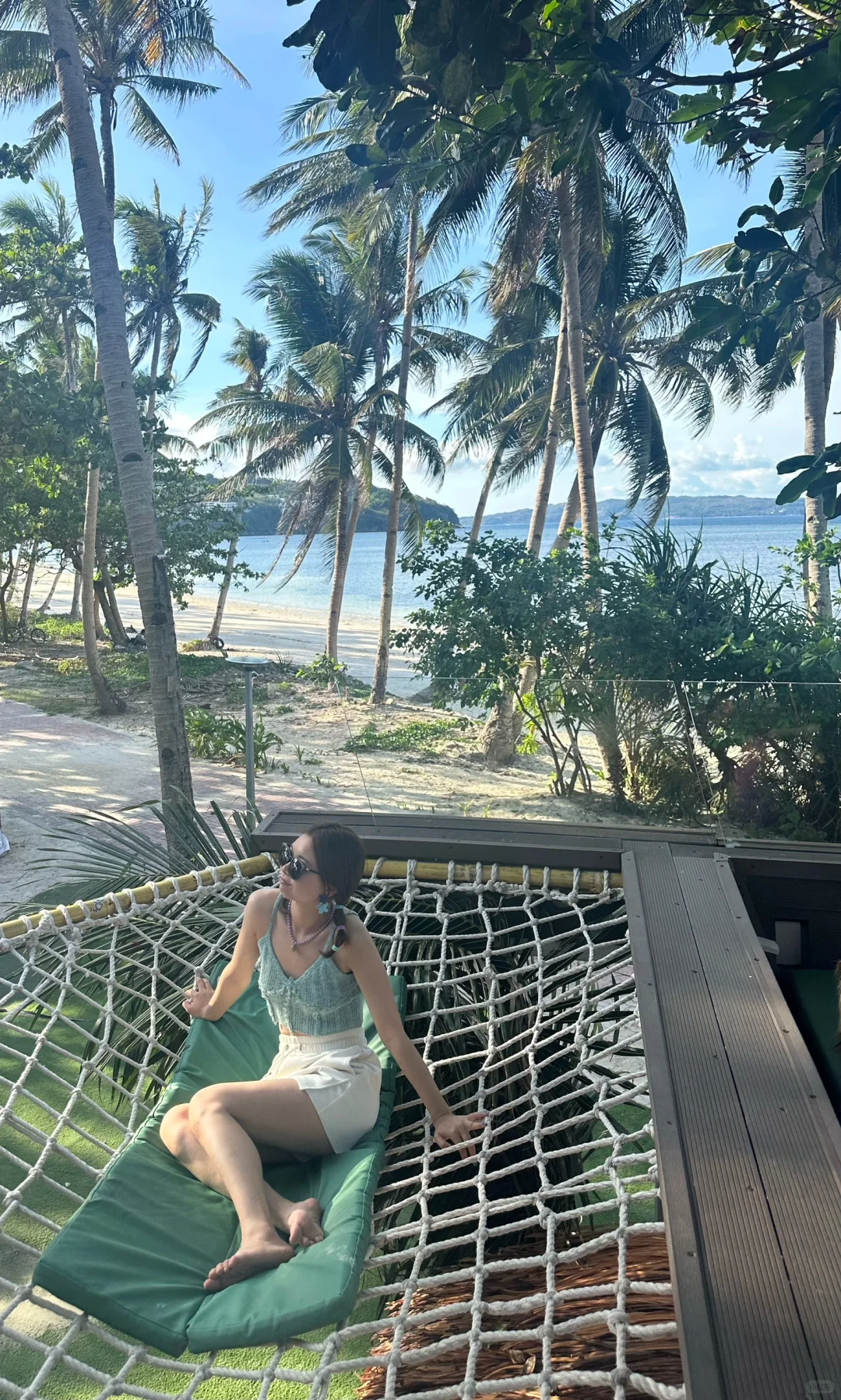Boracay-Calma Cafe?Boracay Tree House Cafe, the net bed and tree house are my favorites