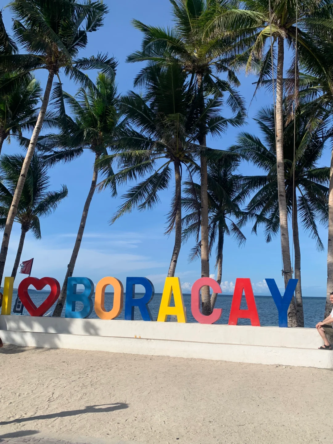 Boracay-Calma Cafe?Boracay Tree House Cafe, the net bed and tree house are my favorites