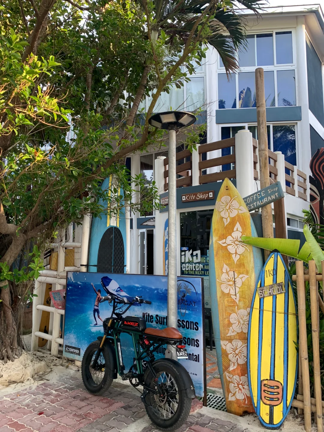 Boracay-Calma Cafe?Boracay Tree House Cafe, the net bed and tree house are my favorites