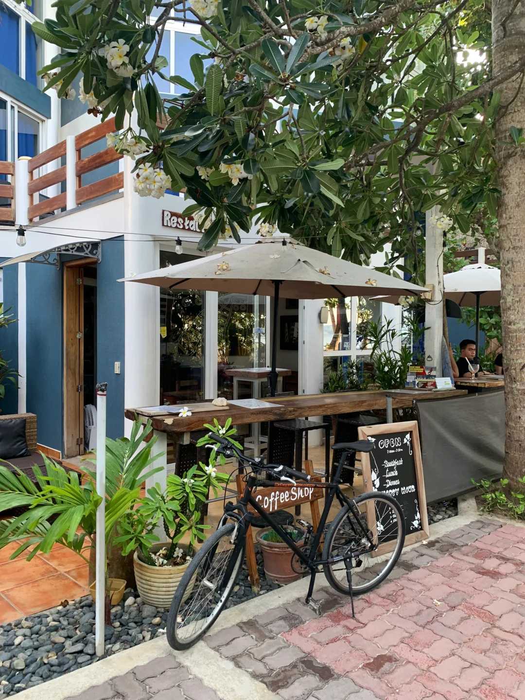 Boracay-Calma Cafe?Boracay Tree House Cafe, the net bed and tree house are my favorites