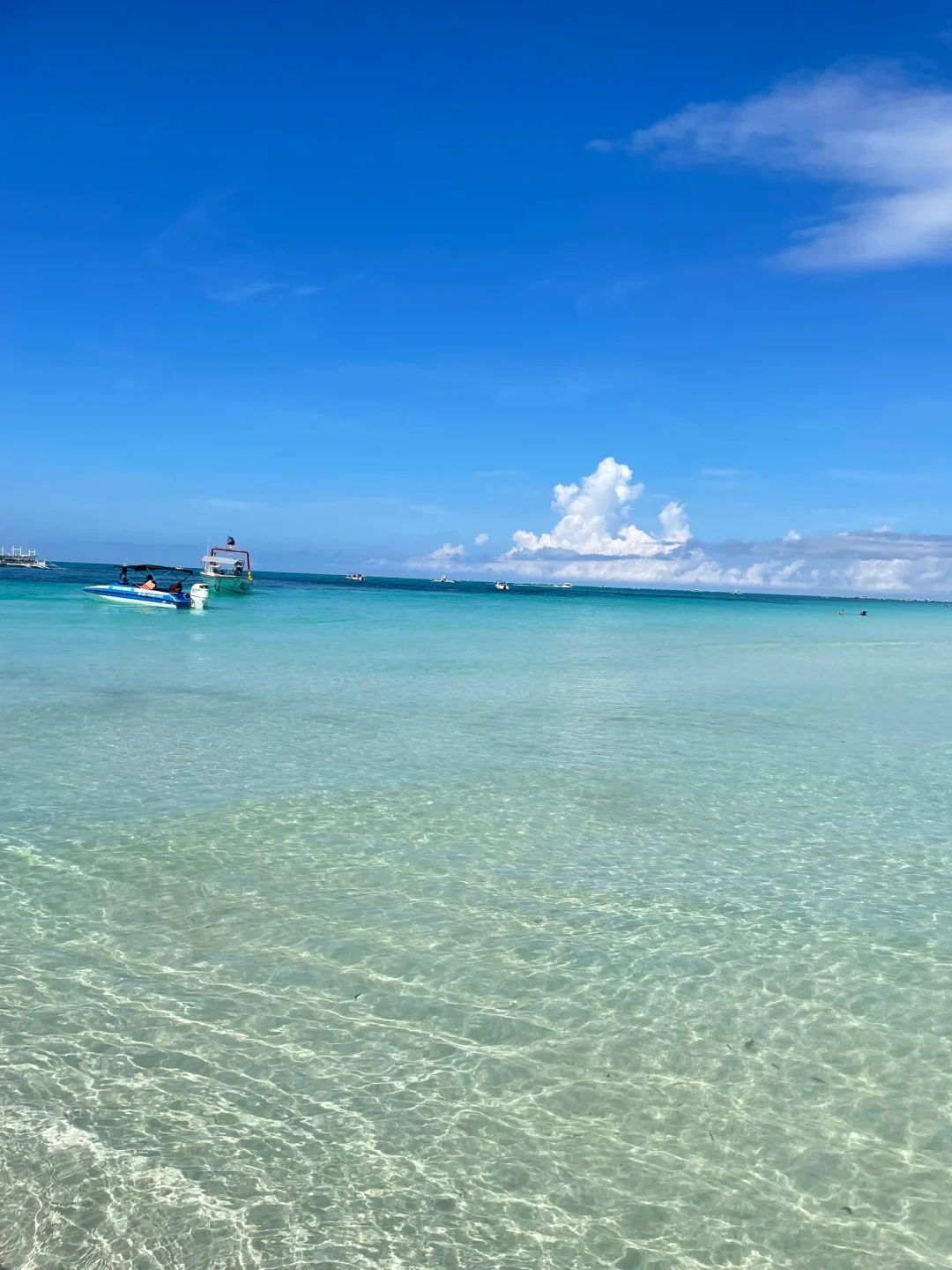 Boracay-Boracay Aqua Hotel recommended, huge swimming pool and atmospheric bar
