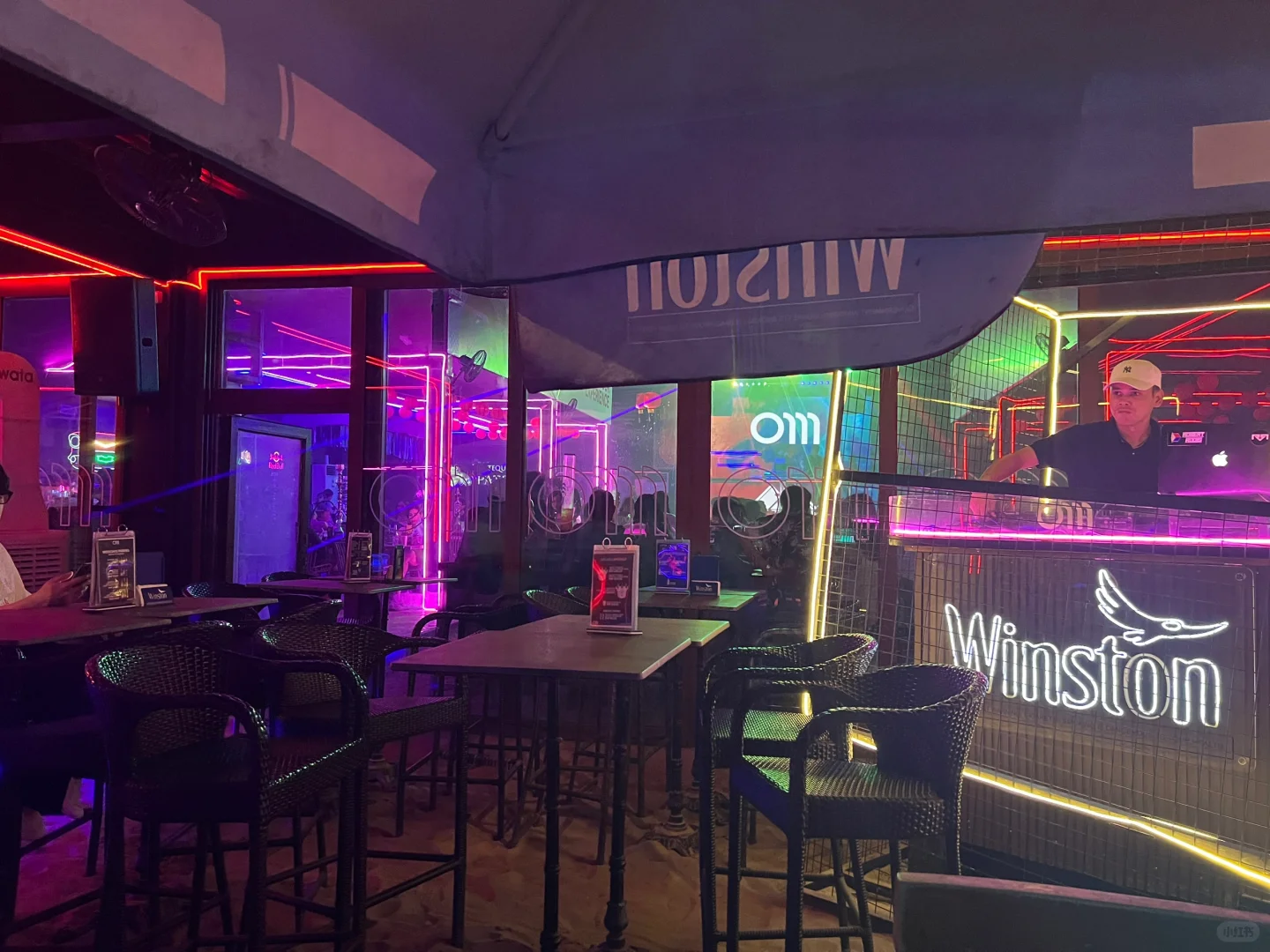 Boracay-Summer Place?, a nightclub in Boracay, plays European and American music