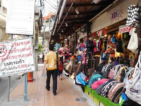 Hua Hin-The train to Hua Hin in July may be the most artistic market in Thailand