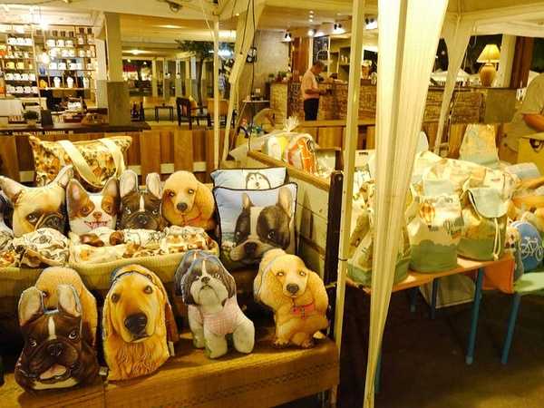 Hua Hin-The train to Hua Hin in July may be the most artistic market in Thailand