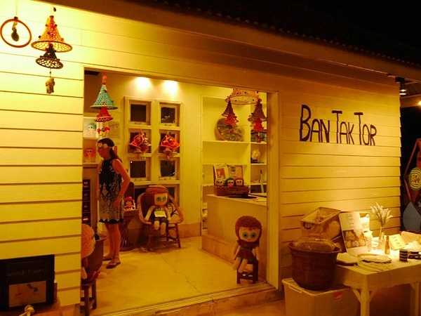 Hua Hin-The train to Hua Hin in July may be the most artistic market in Thailand