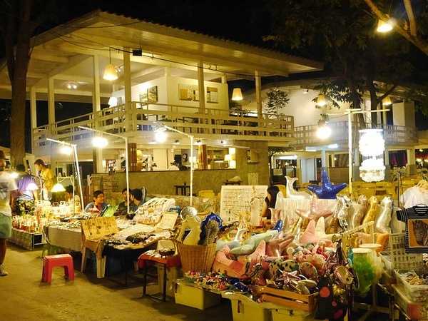 Hua Hin-The train to Hua Hin in July may be the most artistic market in Thailand