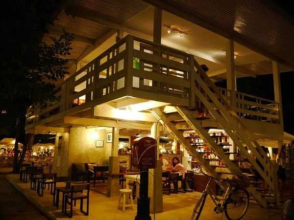 Hua Hin-The train to Hua Hin in July may be the most artistic market in Thailand