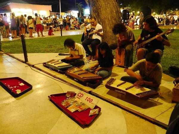 Hua Hin-The train to Hua Hin in July may be the most artistic market in Thailand