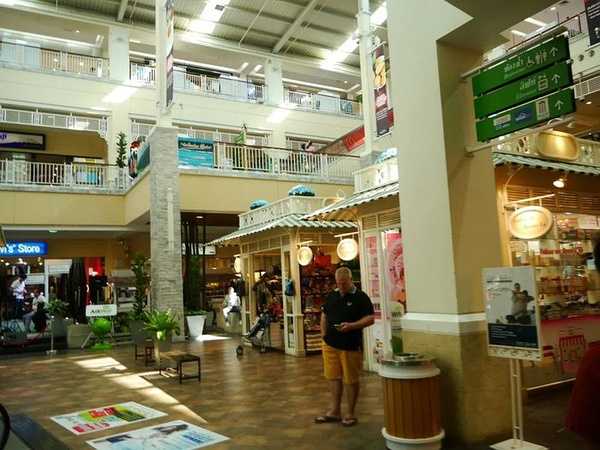 Hua Hin-The train to Hua Hin in July may be the most artistic market in Thailand