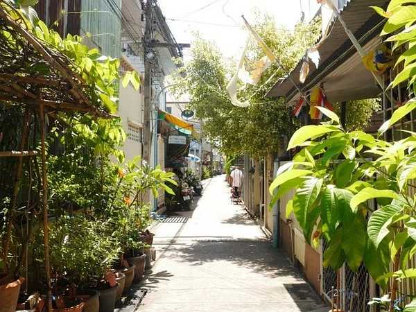 Hua Hin-The train to Hua Hin in July may be the most artistic market in Thailand