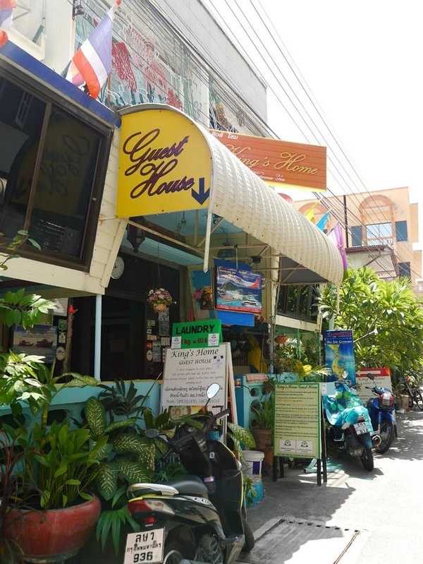 Hua Hin-The train to Hua Hin in July may be the most artistic market in Thailand