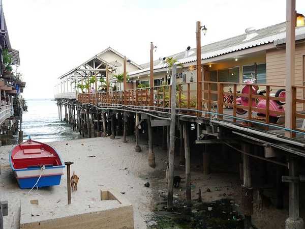 Hua Hin-The train to Hua Hin in July may be the most artistic market in Thailand
