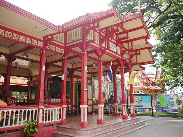 Hua Hin-The train to Hua Hin in July may be the most artistic market in Thailand