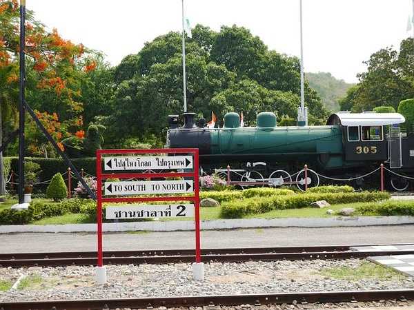 Hua Hin-The train to Hua Hin in July may be the most artistic market in Thailand