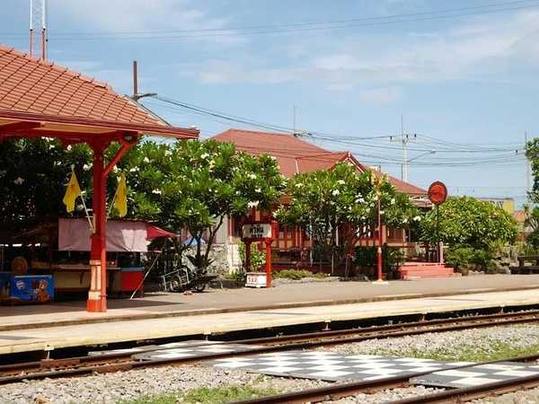 Hua Hin-The train to Hua Hin in July may be the most artistic market in Thailand