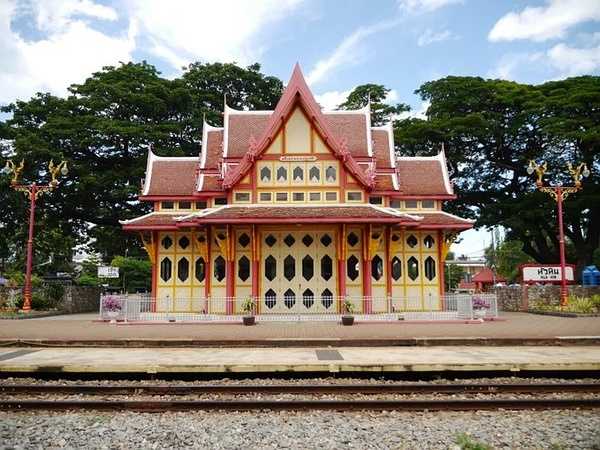 Hua Hin-The train to Hua Hin in July may be the most artistic market in Thailand